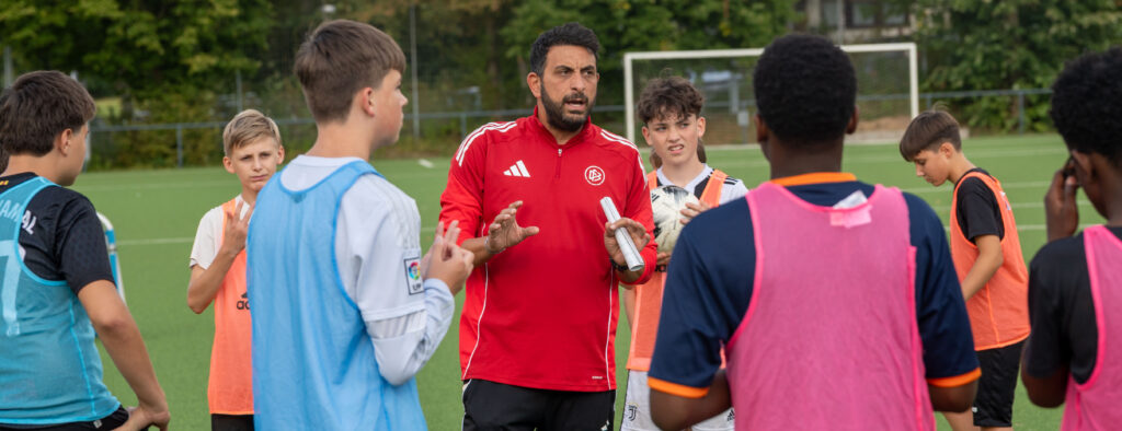 DFB-Trainer leiten C-Jugend-Training bei Teutonia